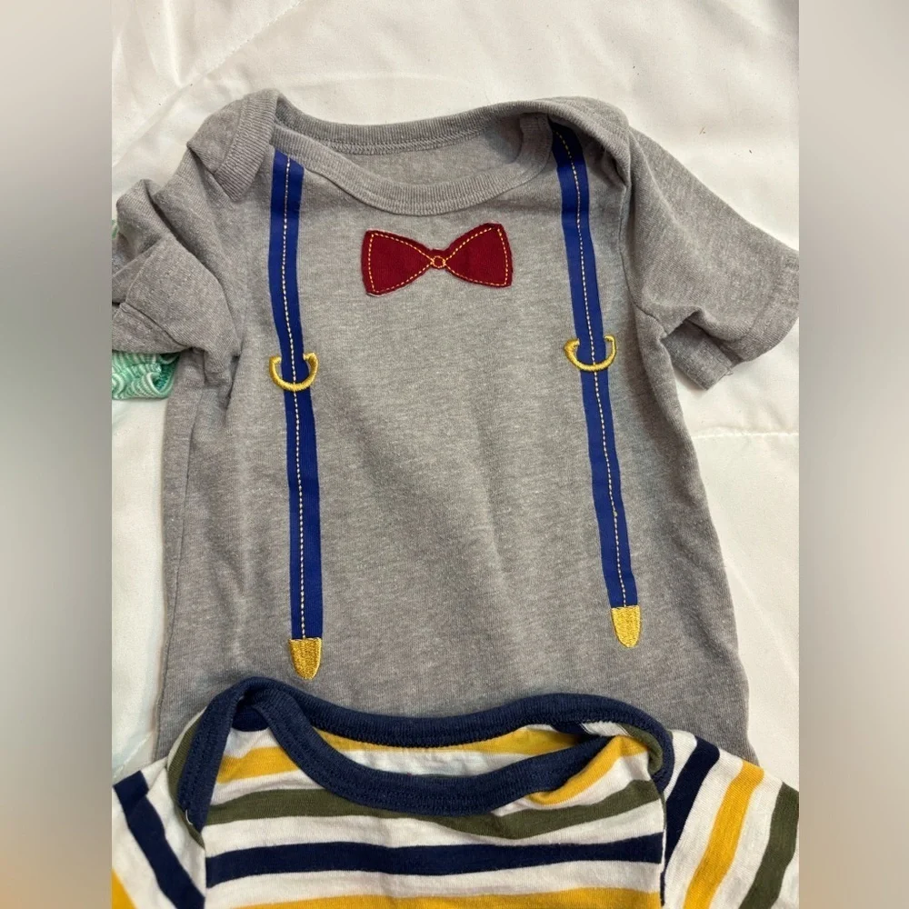 Bundle of 4 Multicolor Bodysuits Set 12 months with snaps